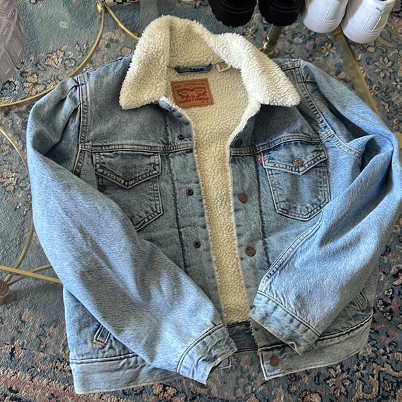Levi fluffy jean jacket - Picture 3 of 4